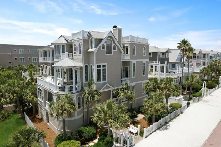 Velkommen til The Emmeline Cottage! Immaculate Oceanfront Family Beach Home, Pool, Tagterrasse! - Image 1