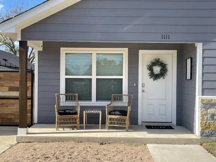 Primrose House is nestled close to Baylor & Silos! - Image 1