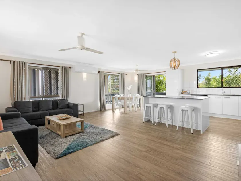 Spacious 3-Bed Home with Balcony in Hervey Bay - Image 1