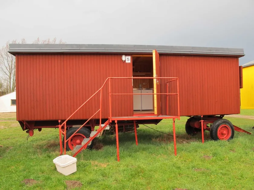 Husvagn 5, höger sida, ett rum med en säng - Husvagnar i Wangeliner trädgård med sommarkök - användningsområden - Image 1