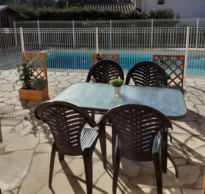 Quiet semi-detached house with swimming pool - Image 1