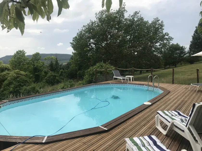Garden apartment with swimming pool in house - Image 1