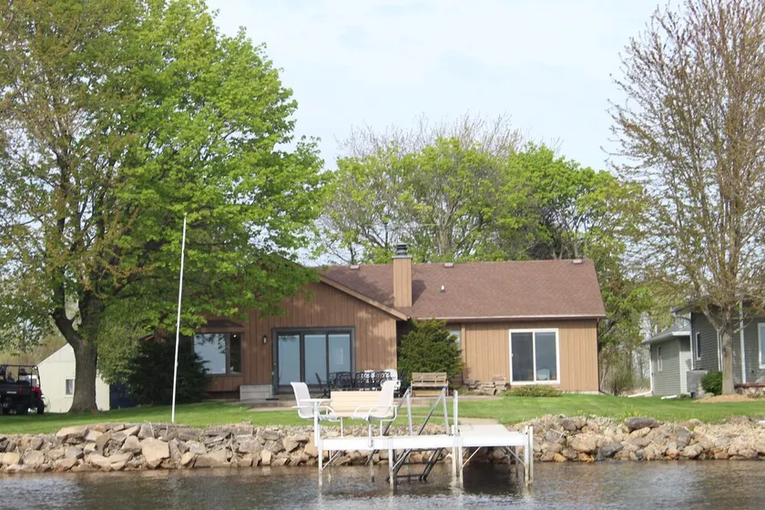 Lake house with easy access  to Fox Valley cities - Image 1