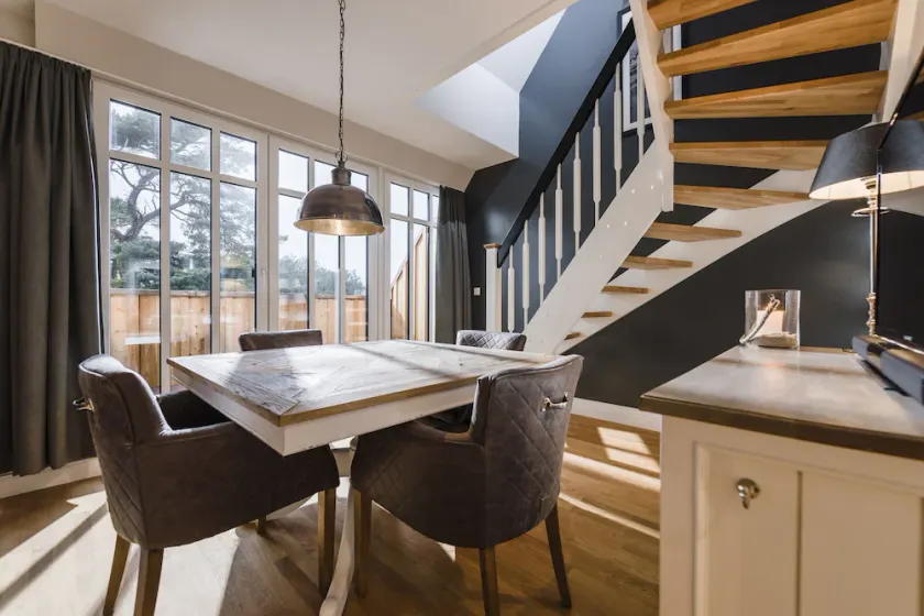 Appartement exclusif avec tous les jours. Nettoyage, cheminée, vue sur l'eau, buanderie incl. - Image 1
