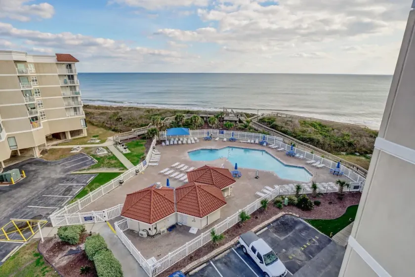 Top Floor Unit with amazing pool and ocean views - Image 1