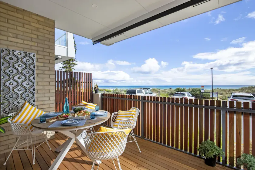 Moana Beach, Seafront Apartment - Image 1