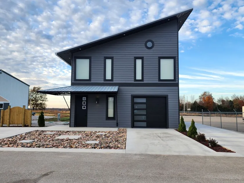 Contemporary Highway Hideaway in Marionville - Image 1