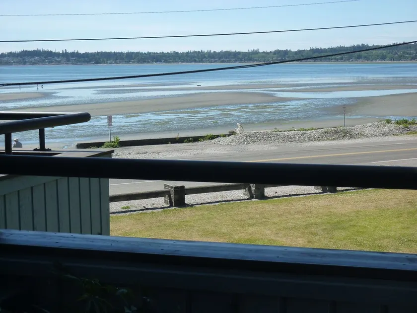 Smuk udsigt fra 2-bdrm Waterfront Condo - Image 1