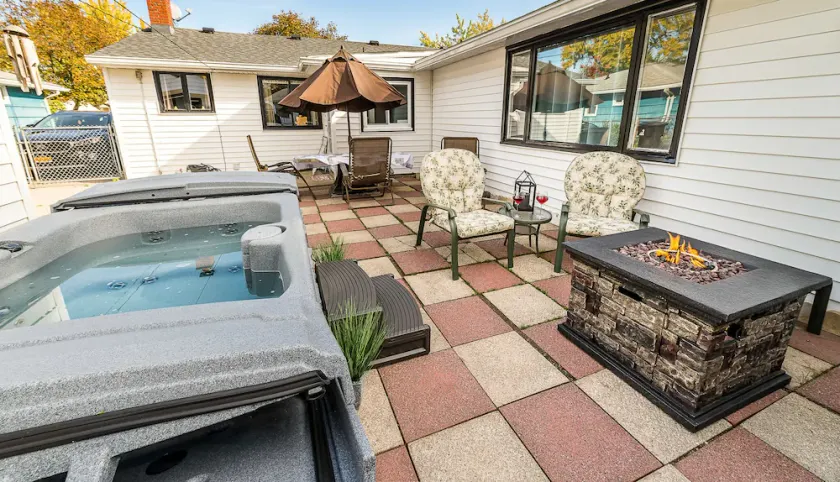 Quiet Suburban Home Minutes from Airport, Niagara Falls + all major attractions. - Image 1