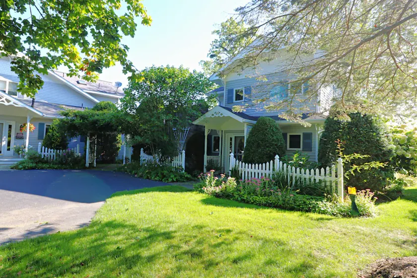 Mimi's Lakefront Cottage - Image 1