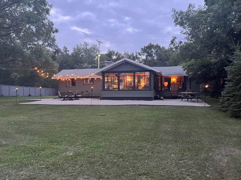 Private Lakefront Cottage on North Shore Sand Point. - Image 1