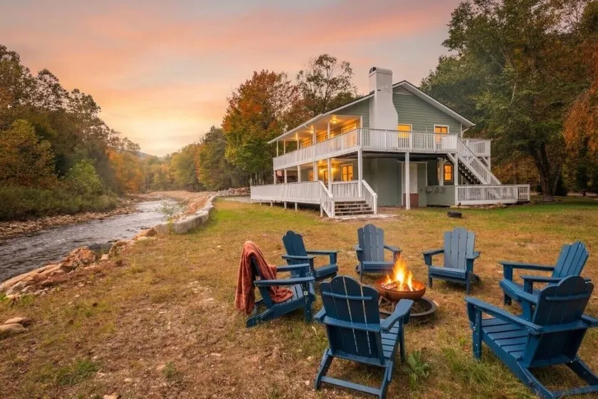 Riverlanding 4 bdrm home River and Mountain Views - Image 1
