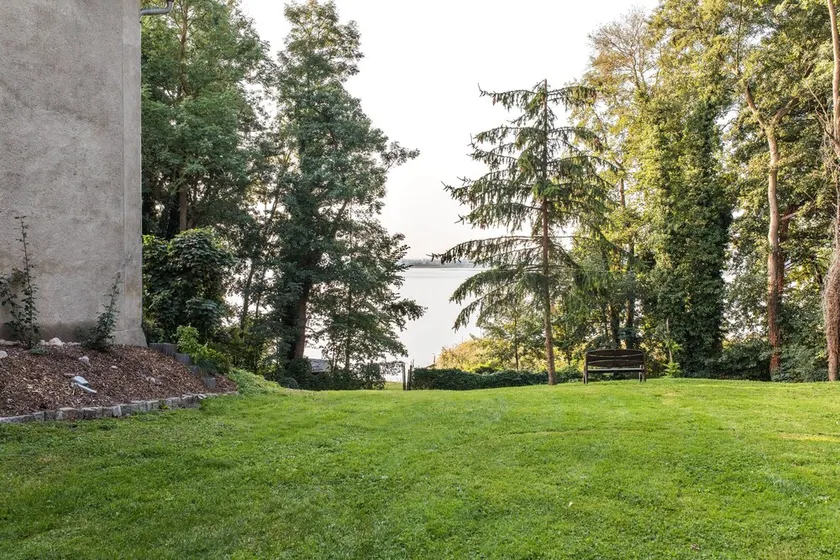 Vacation apartment directly on the lake with private access. - Image 1