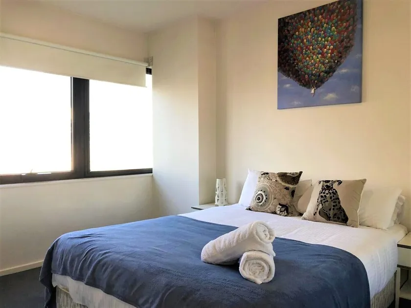COZY 1BR Apartment + WiFi/Gym/Pool at the Heart of Melbourne - Image 1