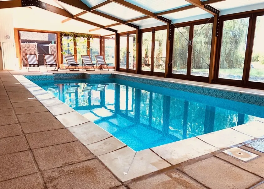 Family Retreat in Kent. All-year pool. Sleeps 12 + 2.  6 bedrooms, 4 bathrooms. - Image 1
