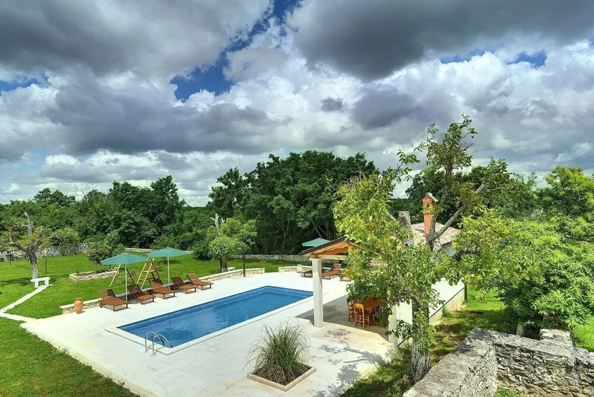 Spacious villa with private pool, volleyball court and barbecue area - Image 1