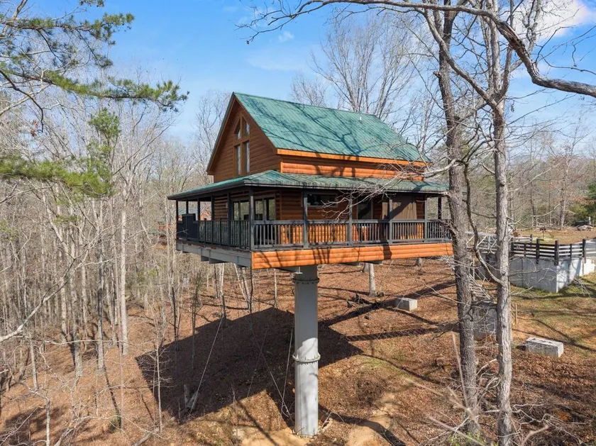 Top of the Line Treehouse Cabin - Image 1