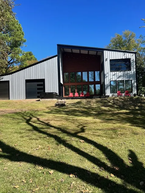 Amazing lake front property - Image 1