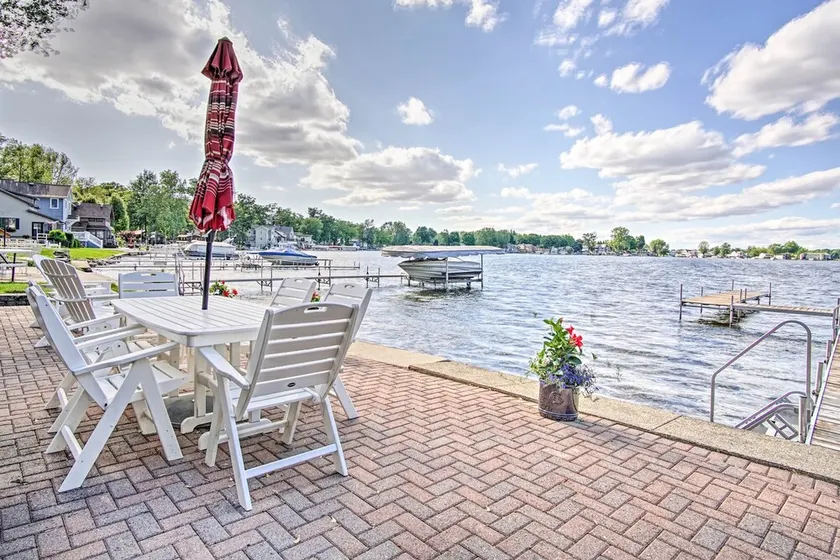 Cheerful lakefront cottage with kayaks and fire pit - Image 1