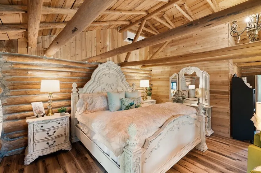 King-Delicately decorated-Log cabin charm-Front porch living-The Pampered Peacock - Image 1