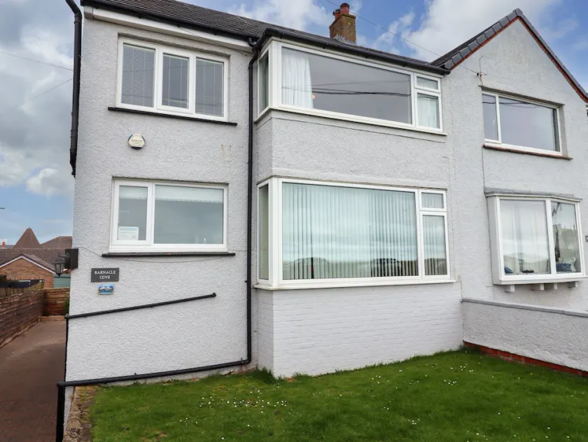 BARNACLE COVE, pet friendly, country holiday cottage in Beadnell - Image 1