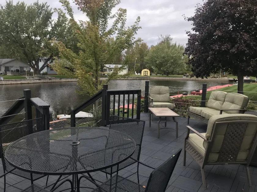 Beautiful Canal Front Houghton Lake 3/2. Close to trails. Golf cart use in sub - Image 1