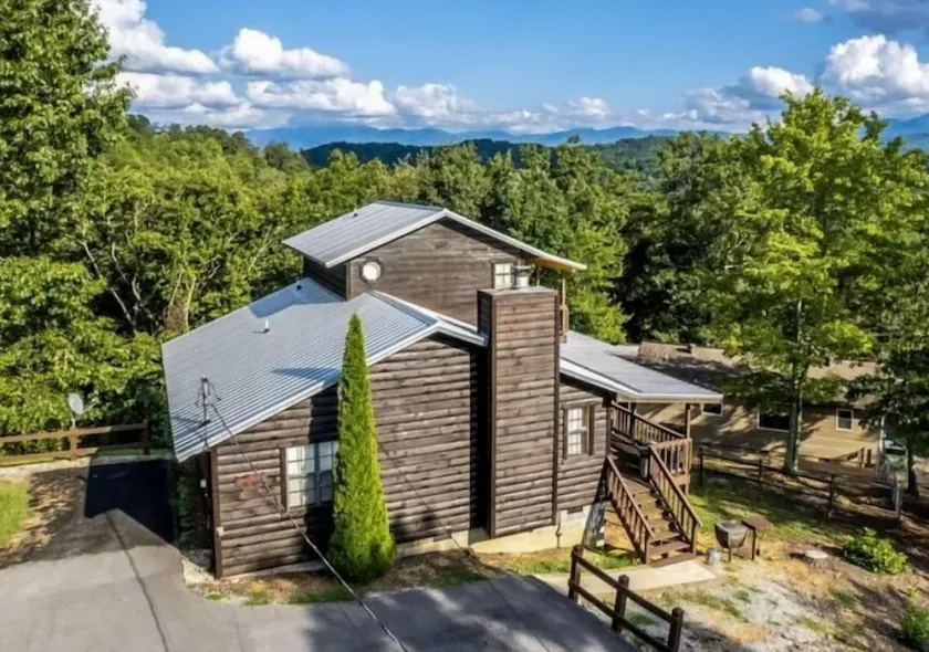 Cozy Cabin - Hot Tub, Mtn Views, 5min to Dolllywood & Pigeon Forge! - Safe Haven - Image 1
