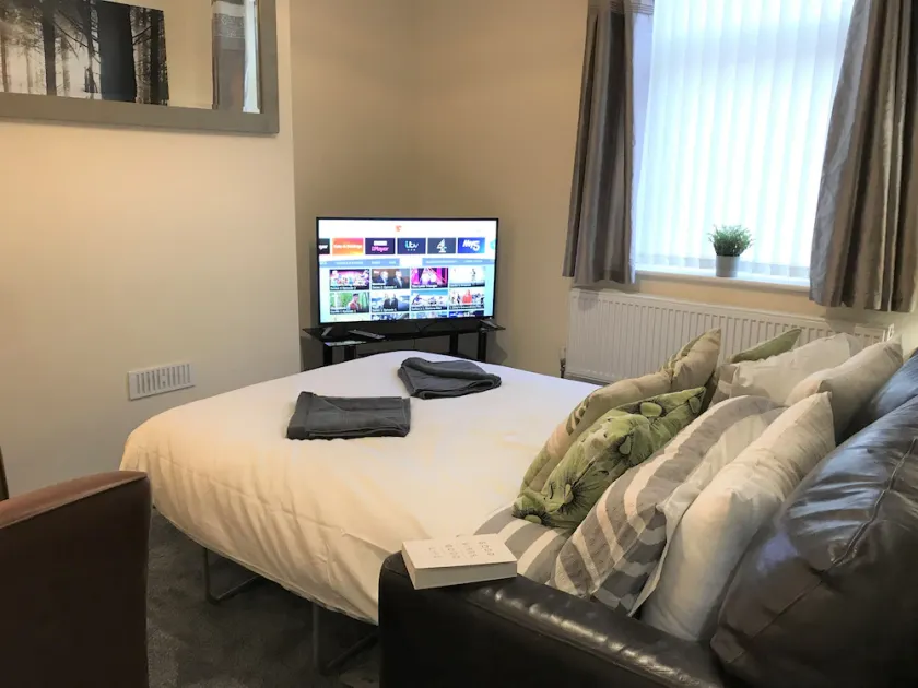 Welcoming spacious 2-bedroom house in St Helens - Image 1