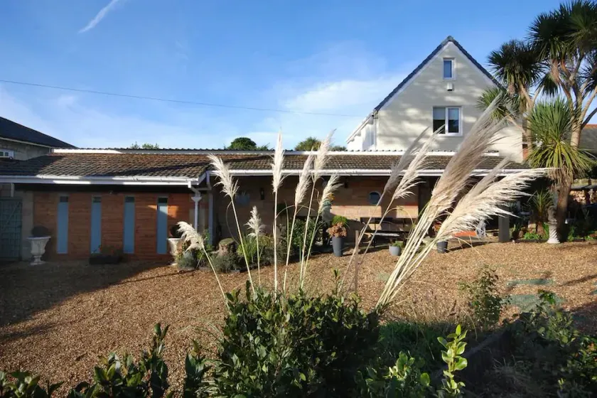 FABULOUS GARDEN  APARTMENT SHORT WALK FROM FANTASTIC BEACH - Image 1