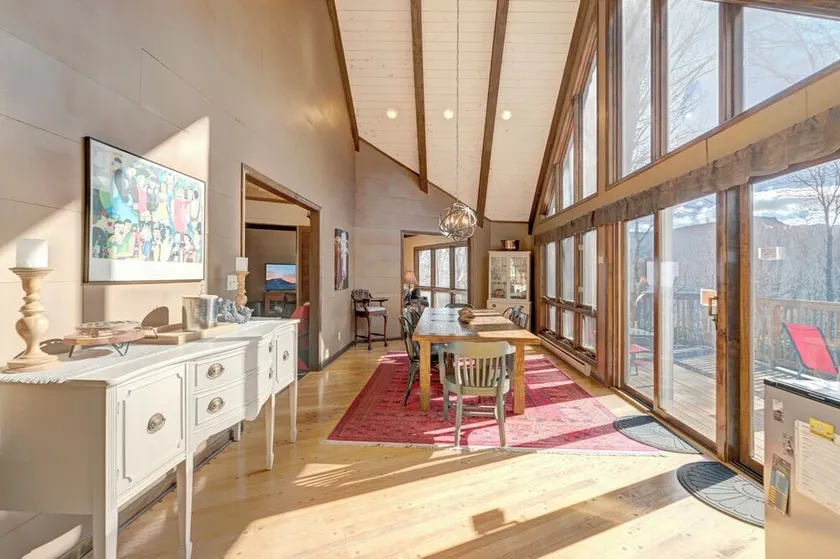Highcliff Hideaway: Tæt på seværdigheder i højlandet, boblebad, bordtennisbord, træ pejs, gasgrill, 3 kingsize senge, 11 sovepladser, stor spisestue, 15% anvendt rabat på ny ejendom - Image 1