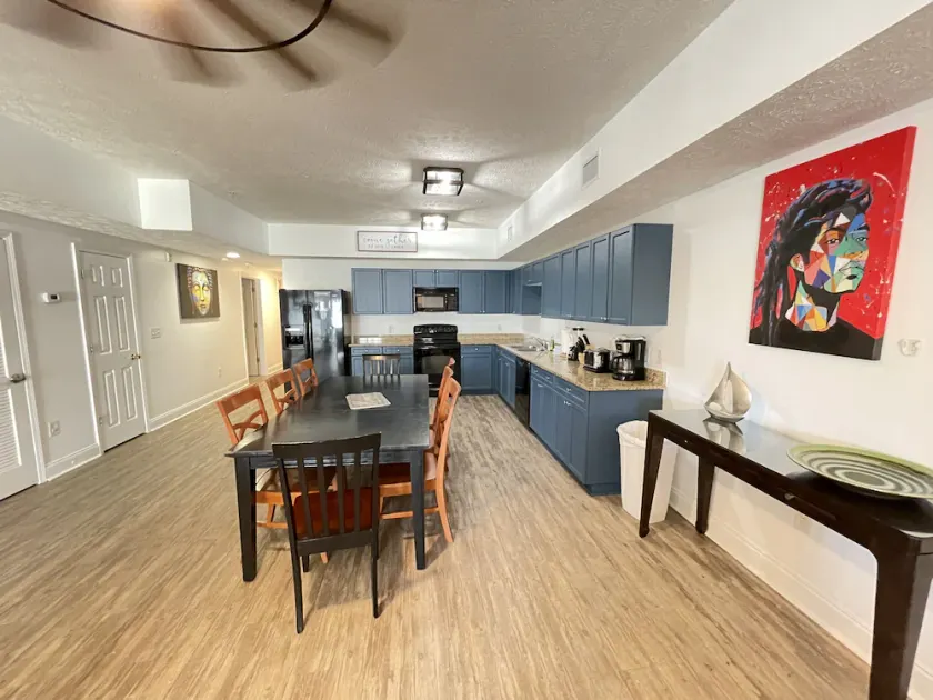 Hum-Dinger, pool, lazy river & 2 hot tubs, Family friendly, 200yards to beach! - Image 1