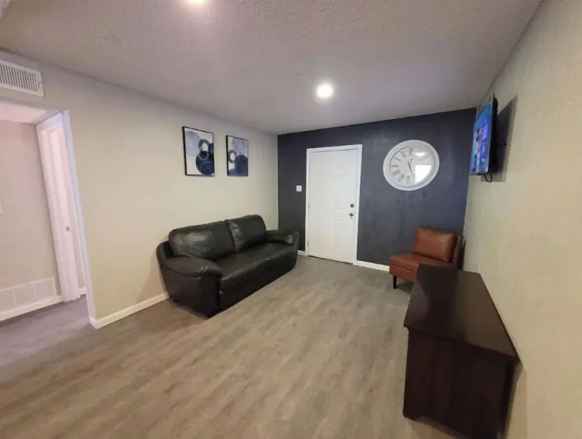 Luxury Apartment Suite 3 - Image 1