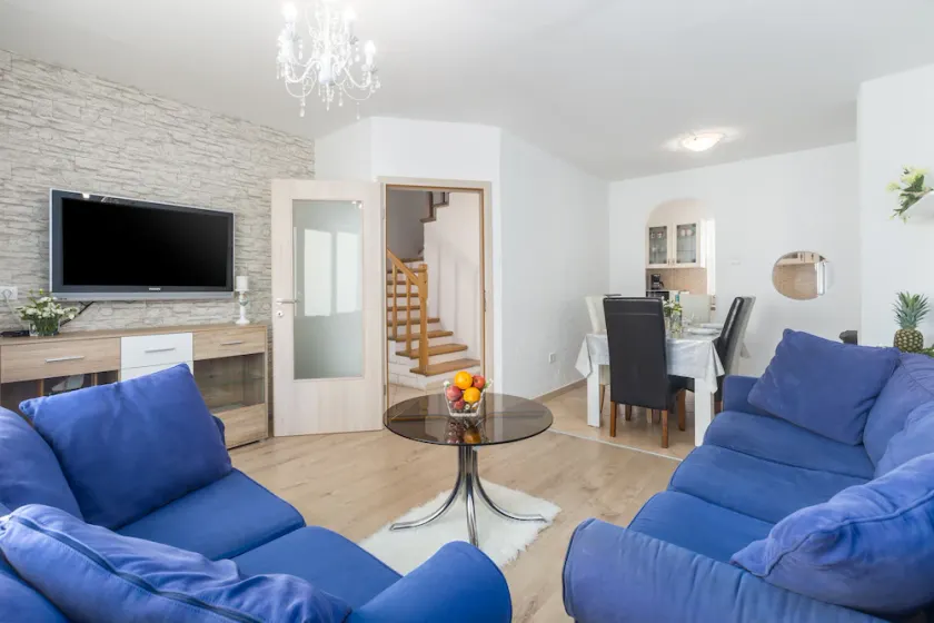 Family-friendly, quiet location, near the beach, barbecue in the garden, - Image 1