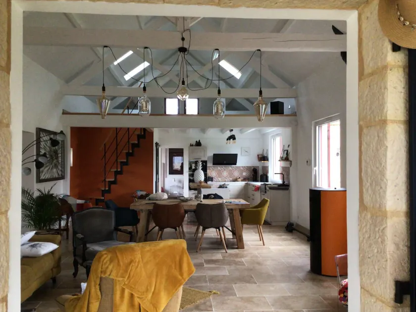 The former barn, house with swimming pool on 5500 m2 of parkland, - Image 1