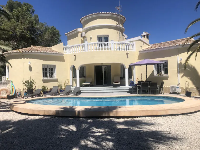 Moderne familienfreundliche Villa in einer natürlichen Waldumgebung - Image 1