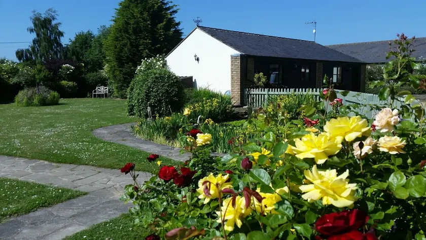 Perfect 2 bedroom pet-friendly family holiday home at Hawthorn Farm, Kent - Image 1