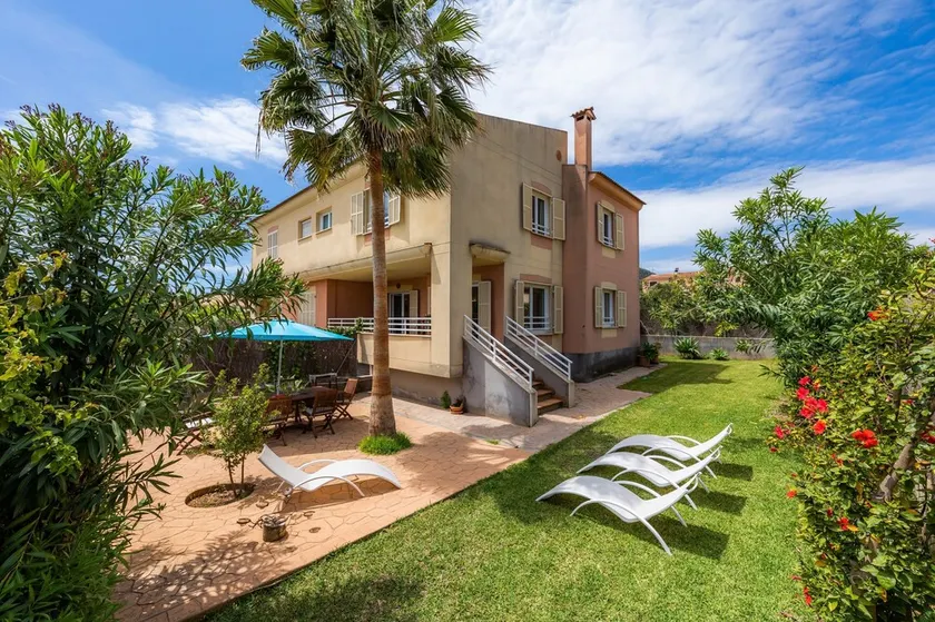 Holiday Home Casa Luz close to the Beach with Wi-Fi & Garden - Image 1