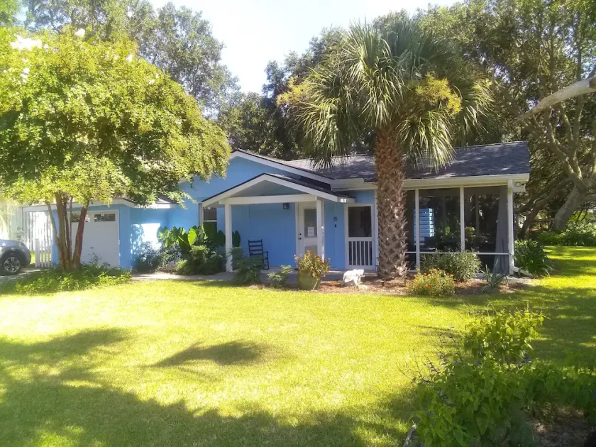 Family Friendly Cottage with  Lg screen porch - 100 Ft of  Direct Beach Access! - Image 1