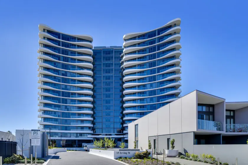Modern 1-Bed Apartment With Parking, Pool and Gym - Image 1
