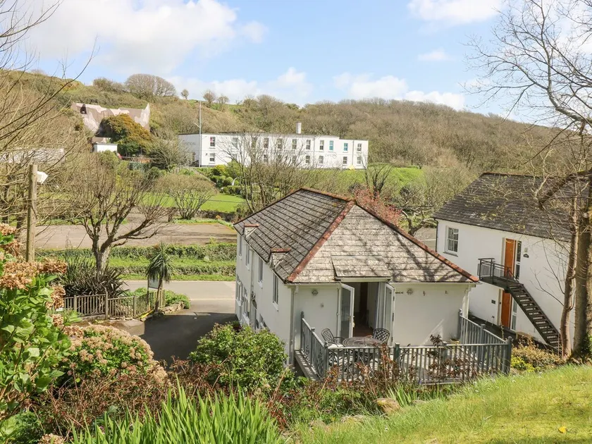 LONGSHIPS, country holiday cottage, with a garden in Porthcurno - Image 1