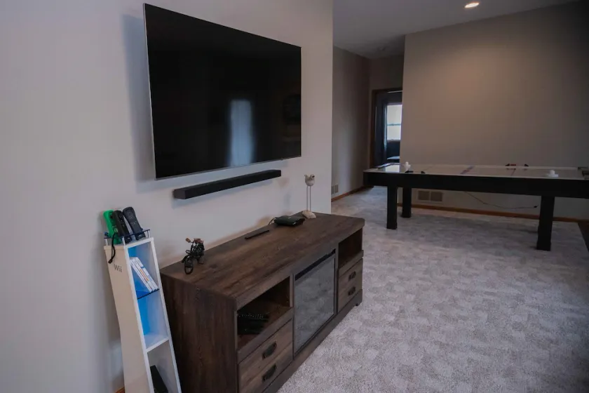 Stay at The View on Madison: Beautiful, spacious home on Madison Lake! - Image 1