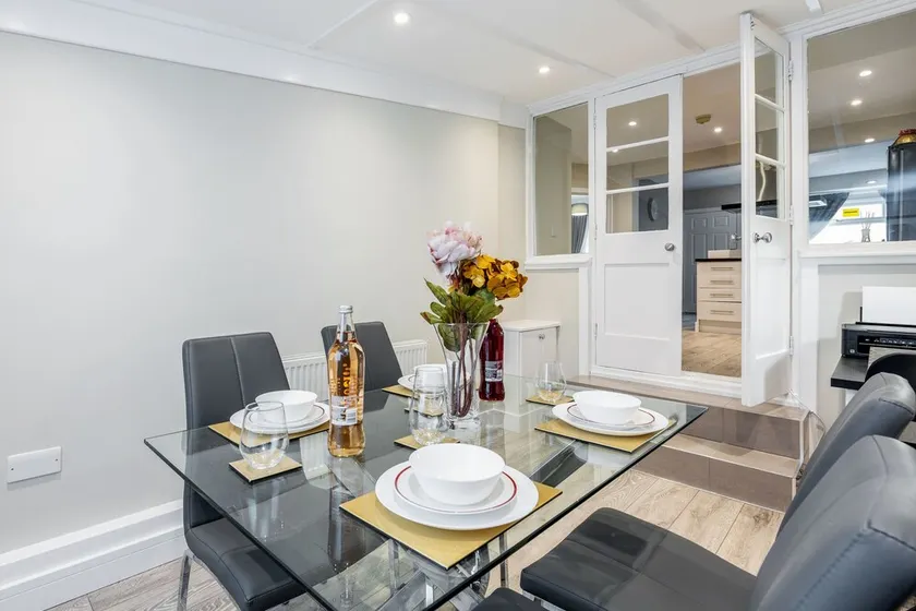 Modern 2-Bed, 2-Bath Bungalow - Image 1