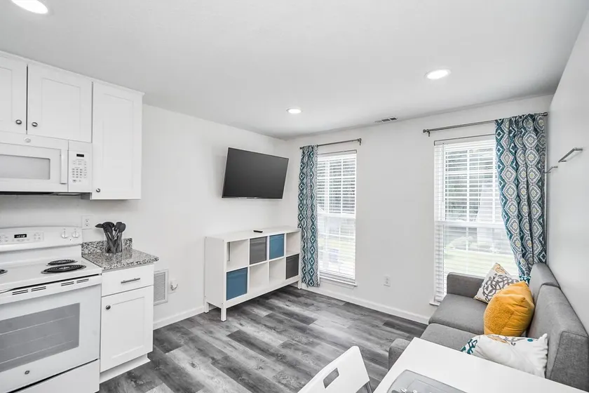 Guesthouse in ideal location with private entrance - Image 1