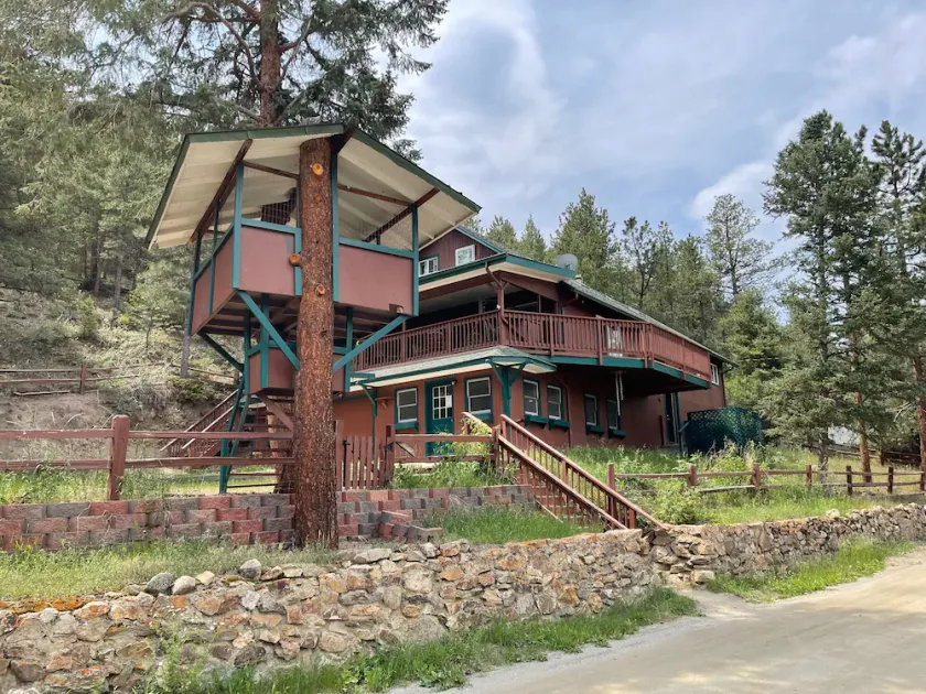 5BR Mountain Cabin !Treehouse Backs to Forest Near Rafting & Skiing - Image 1