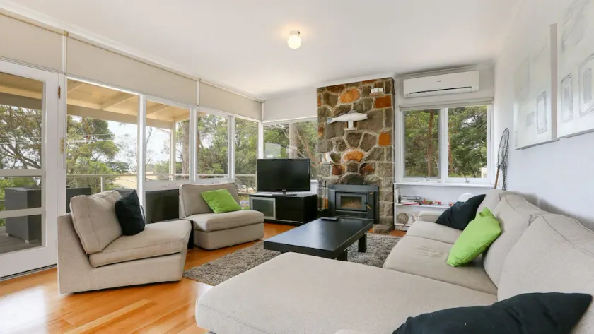 DROMANA BEACH SHACK... - Image 1