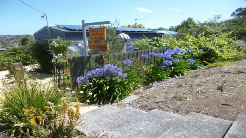 19 Blue in Blackmans Bay A Touch of Country in the Suburbs! - Image 1