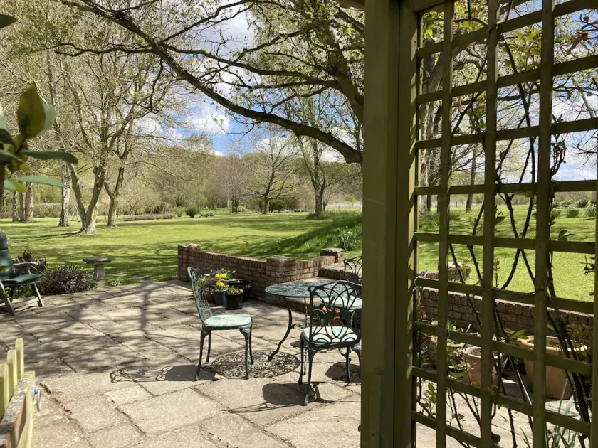 Beautiful thatched barn . Rural and peaceful , glorious grounds. - Image 1