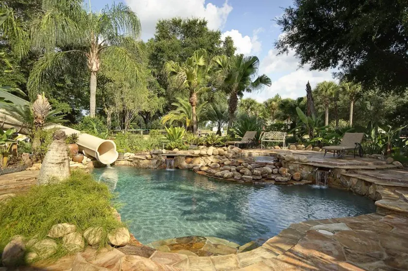 Superbe terrain de plus de 62 hectares dans un domaine privé disposant de 8-10 chambres - Image 1