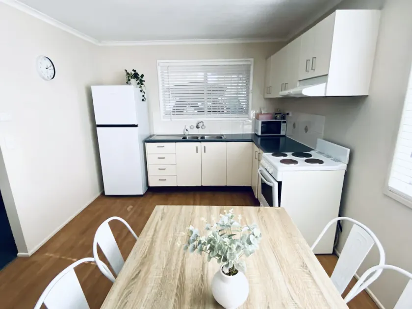 Caboolture, Central Location, Sleeps 8 - Image 1