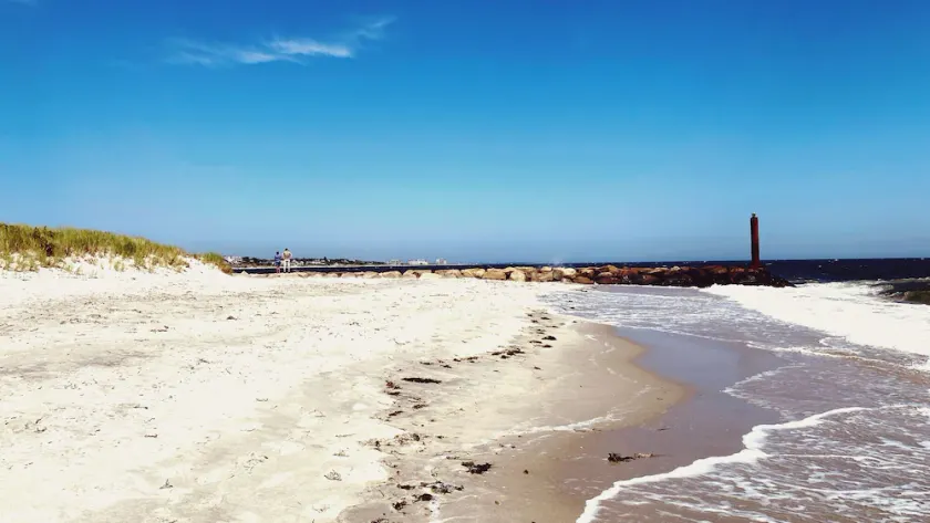 Cape Cod Beach Cottage · Sleeps 10 · Walk to Nantucket Sound · West Harwich - Image 1